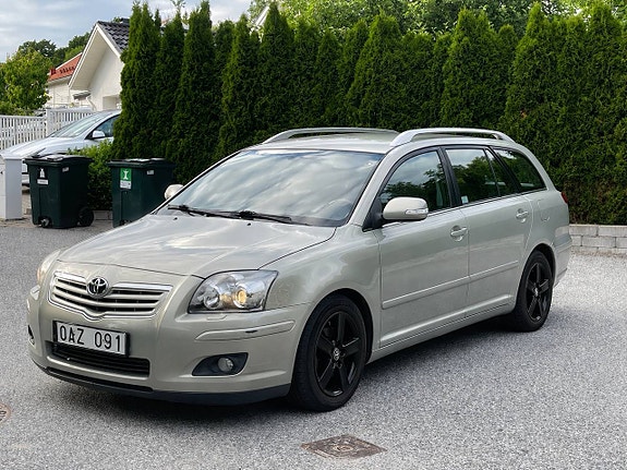 Toyota Avensis 2 of 5