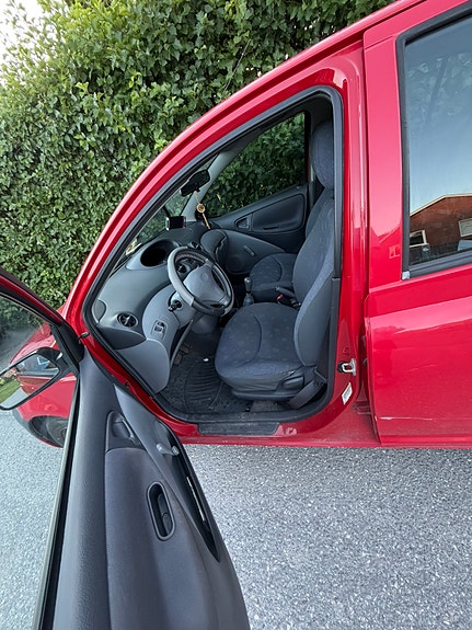 Toyota Yaris 4 of 11