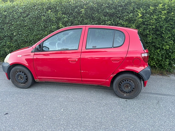 Toyota Yaris 2 of 11