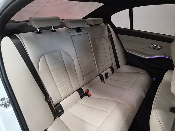 BMW 330e 28 of 30