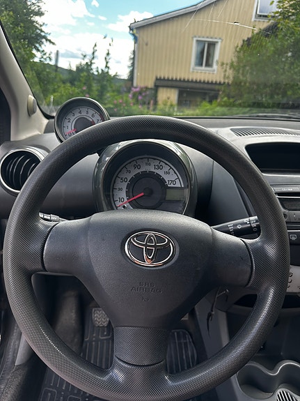 Toyota Aygo 2 of 5