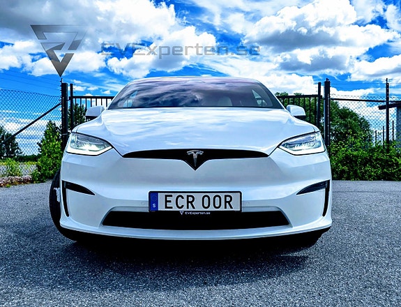 Tesla Model X 4 of 5