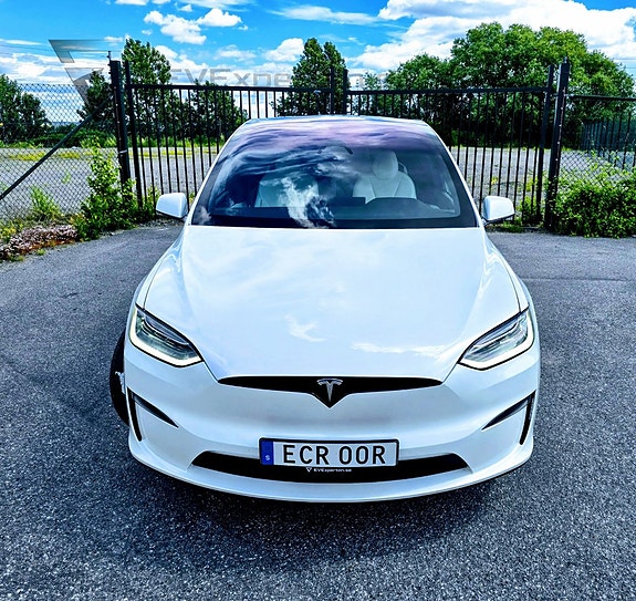 Tesla Model X 3 of 5