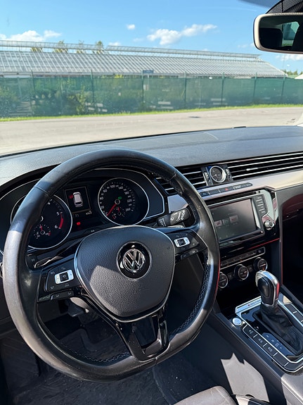 Volkswagen Passat 7 of 12
