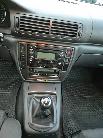 Volkswagen Passat 11 of 16