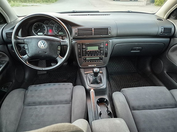 Volkswagen Passat 9 of 16