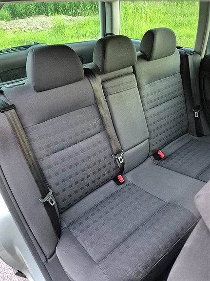 Volkswagen Passat 14 of 16