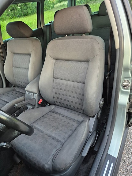 Volkswagen Passat 12 of 16