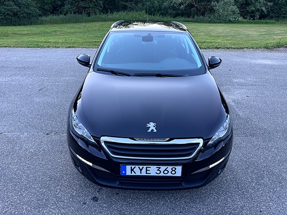 Peugeot 308 SW 2 of 5