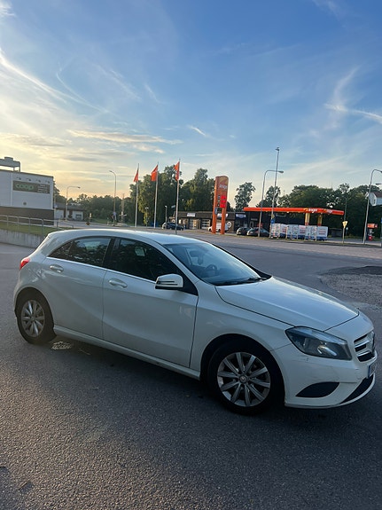 Mercedes-Benz A180 2 of 5