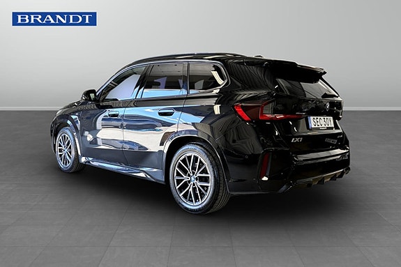 BMW iX1 2 of 5