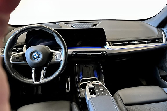 BMW iX1 4 of 5
