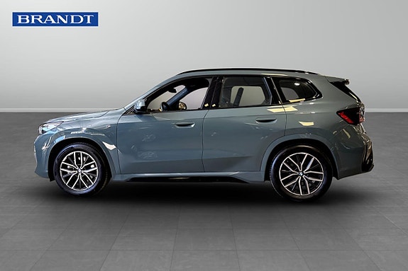 BMW iX1 5 of 12