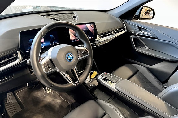 BMW iX1 8 of 12