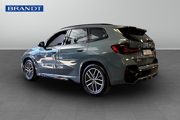BMW iX1 4 of 12