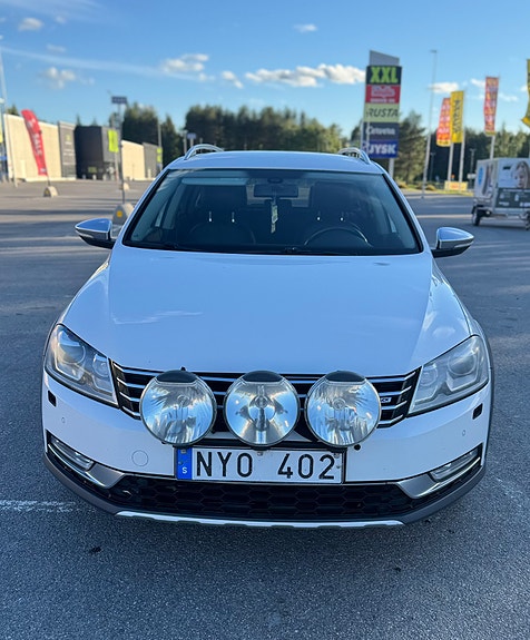 Volkswagen Passat Alltrack 2 of 5