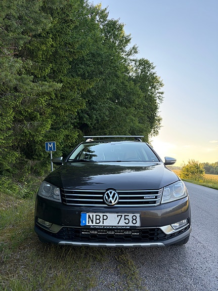 Volkswagen Passat Alltrack 2 of 5