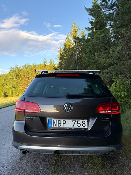 Volkswagen Passat Alltrack 3 of 5