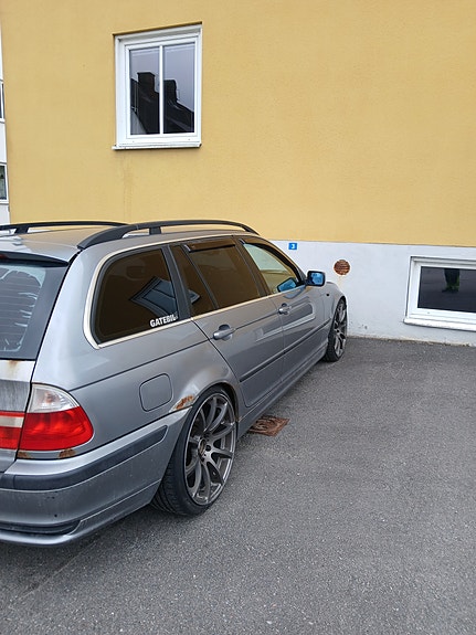 BMW 320i 3 of 5