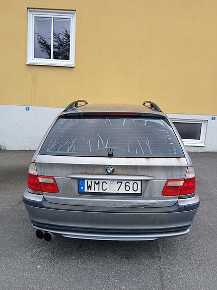 BMW 320i 4 of 5