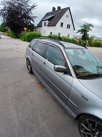 BMW 320i 2 of 5