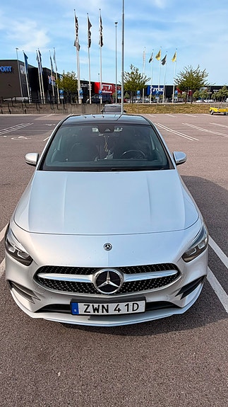 Mercedes-Benz B200 2 of 5