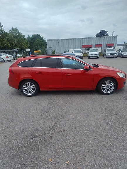 Volvo V60 2 of 5