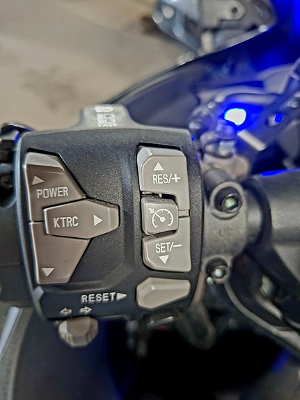 Kawasaki Ninja H2 SX 3 of 4