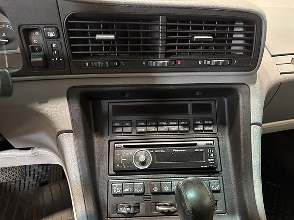 BMW 850i 16 of 24
