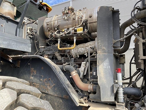 Komatsu WA475-10EO 9 of 12