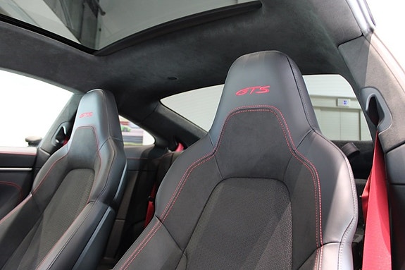 Porsche 911 Carrera GTS 4 of 5