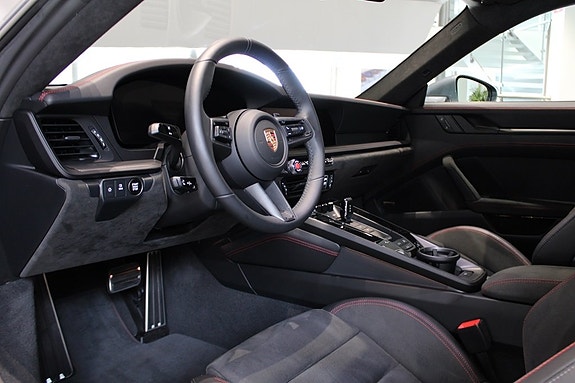 Porsche 911 Carrera GTS 3 of 5