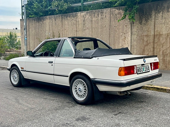 BMW 323i 2 of 5