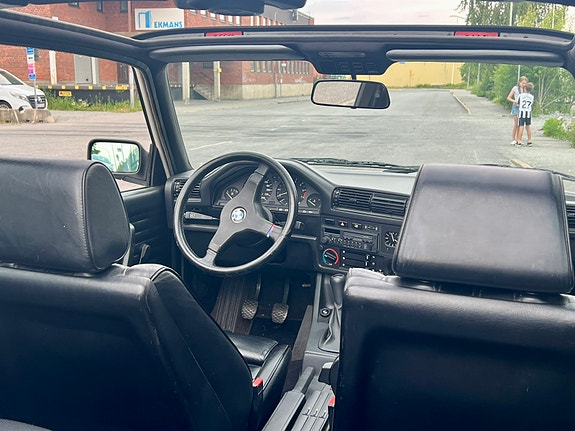 BMW 323i 3 of 5