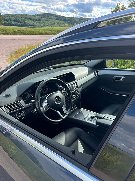 Mercedes-Benz E200 2 of 5
