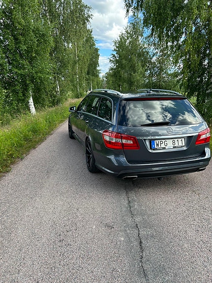 Mercedes-Benz E200 4 of 5