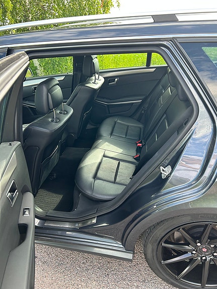 Mercedes-Benz E200 3 of 5