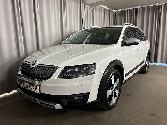 Skoda Octavia Scout 2 of 5
