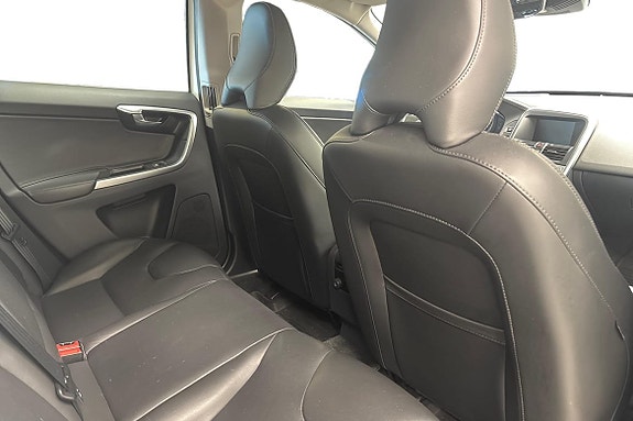 Volvo XC60 11 of 17