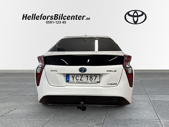 Toyota Prius 4 of 5