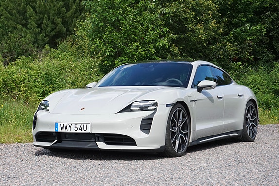 Porsche Taycan Turbo 3 of 5