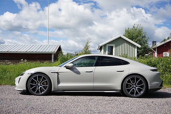 Porsche Taycan Turbo 4 of 5