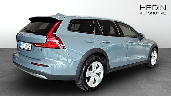 Volvo V60 Cross Country 2 of 5