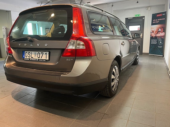 Volvo V70 3 of 10