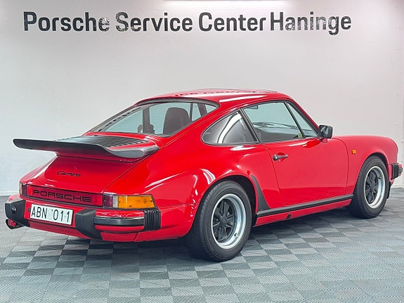 Porsche 911 Carrera 3 of 5