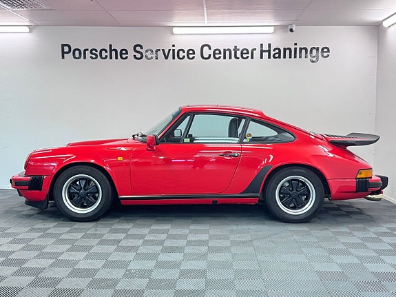Porsche 911 Carrera 4 of 5
