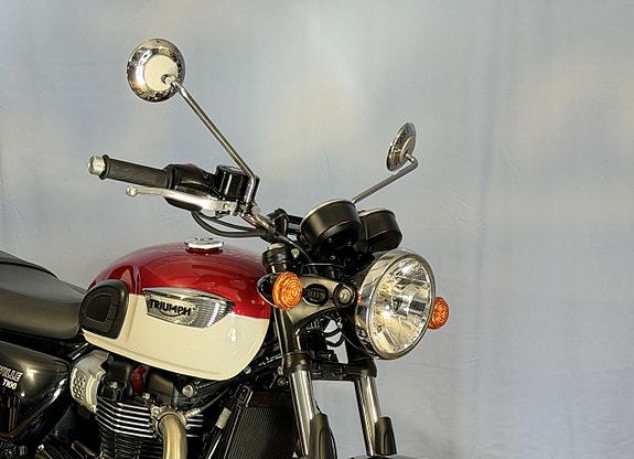 Triumph Bonneville T100 4 of 5