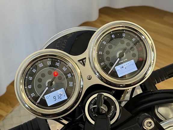 Triumph Bonneville T100 9 of 9