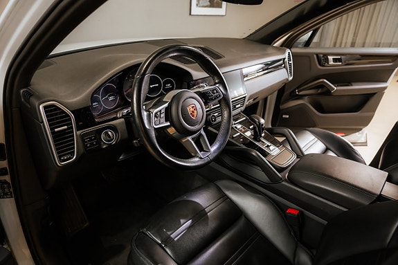 Porsche Cayenne 12 of 29
