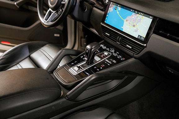 Porsche Cayenne 26 of 29